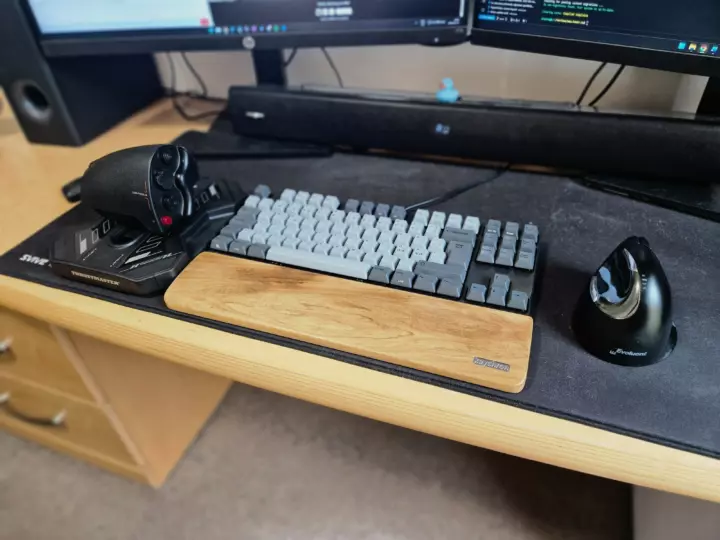 A hands-on throttle and mouse setup for a desktop computer