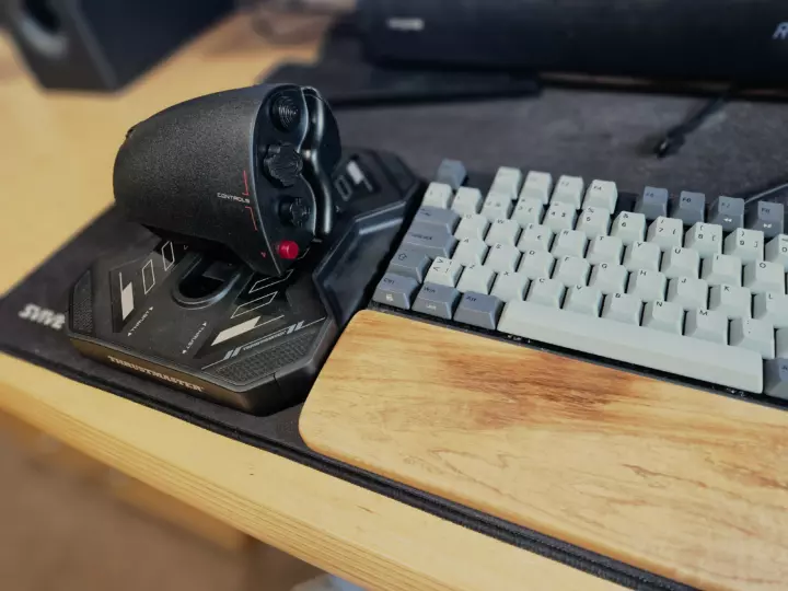 A throttle placed next to a kayboard